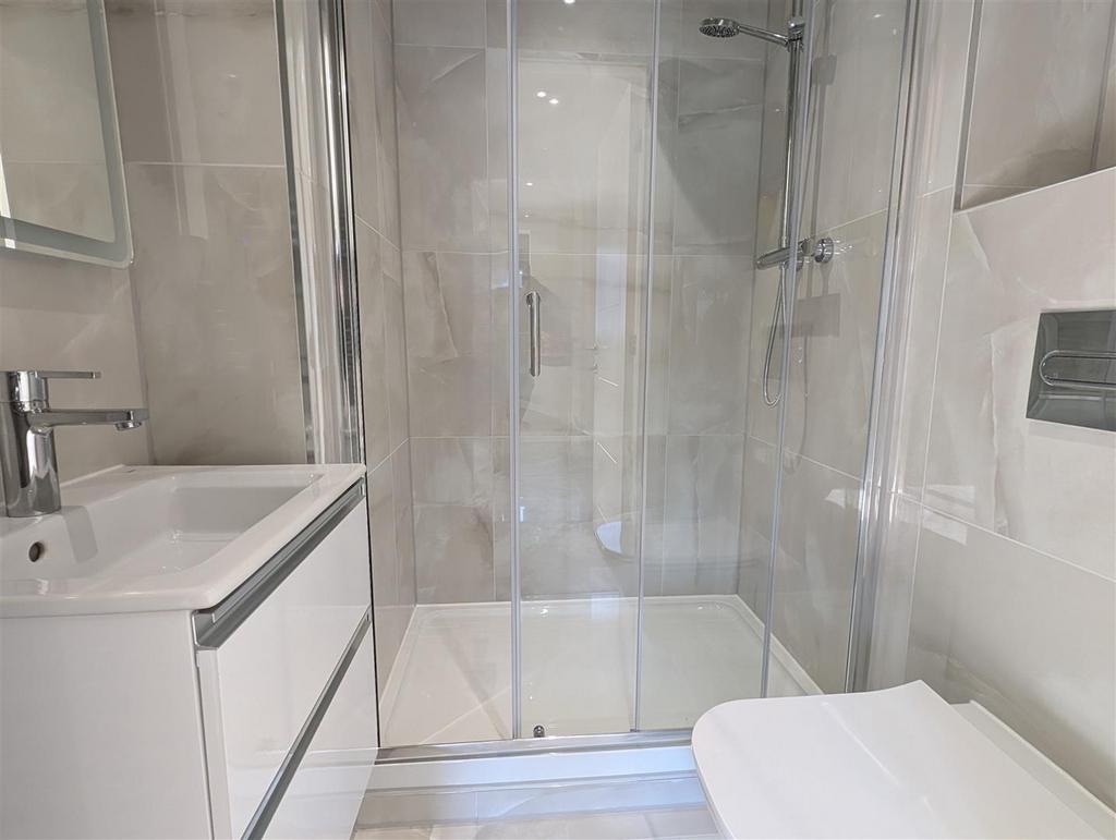 En suite shower room/wc