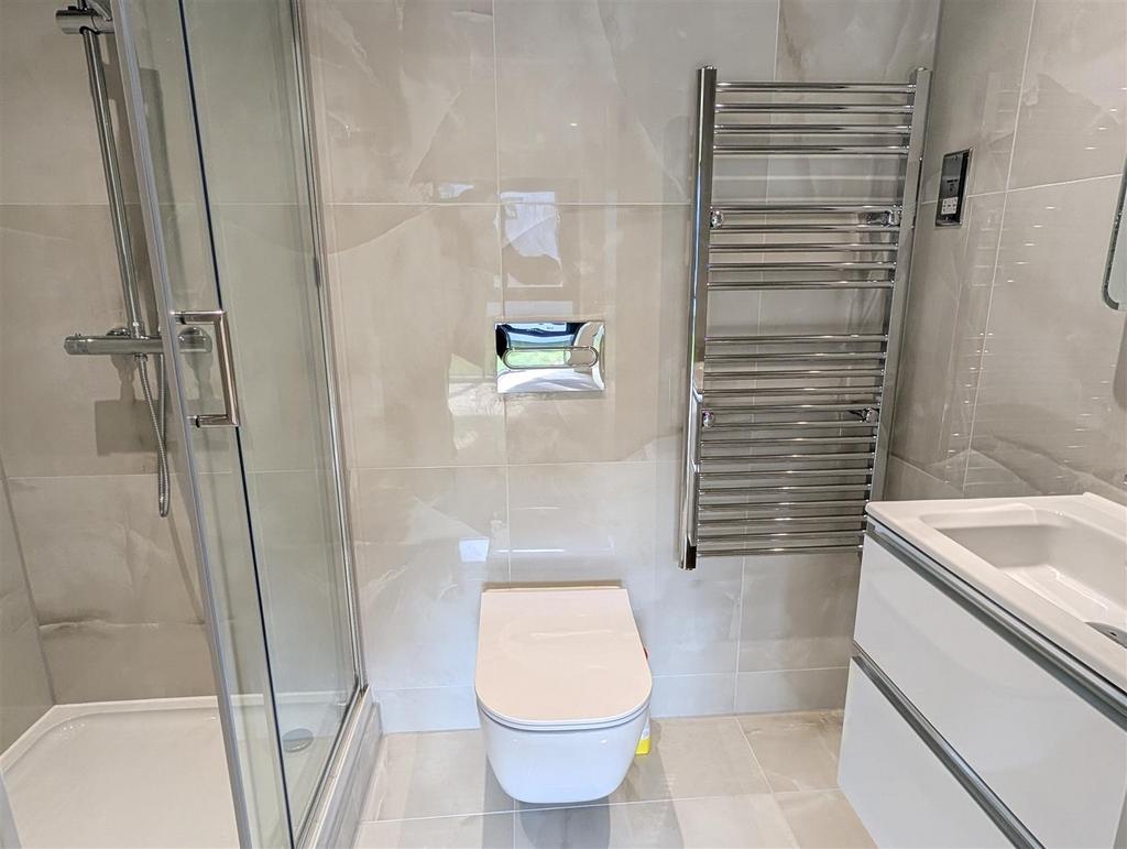 En suite shower room/wc