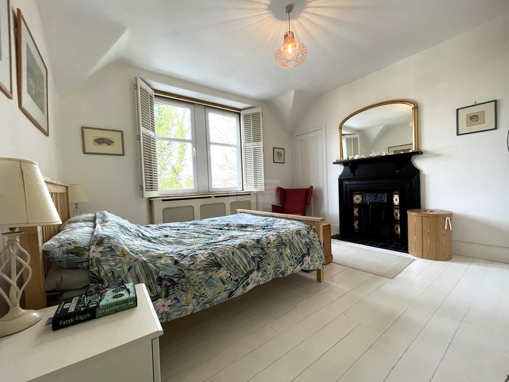 Master Bedroom a.JPG