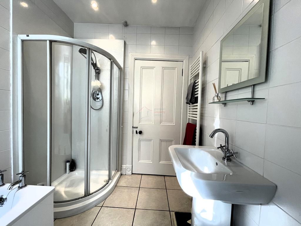 Bathroom b.JPG