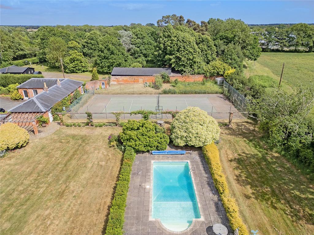 Tennis Court &amp; Pool