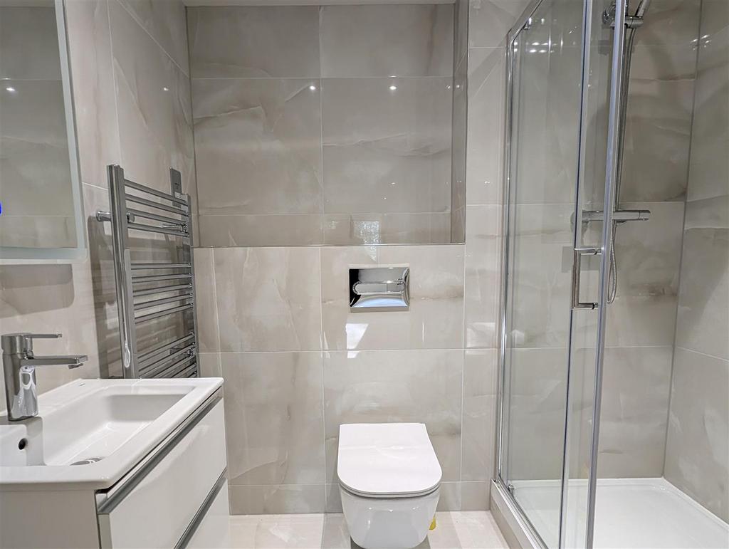 En suite shower room/wc