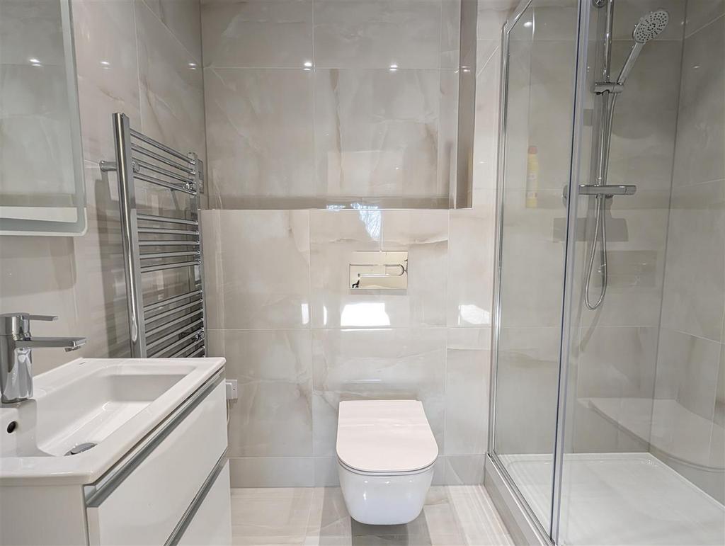 En suite shower room/wc