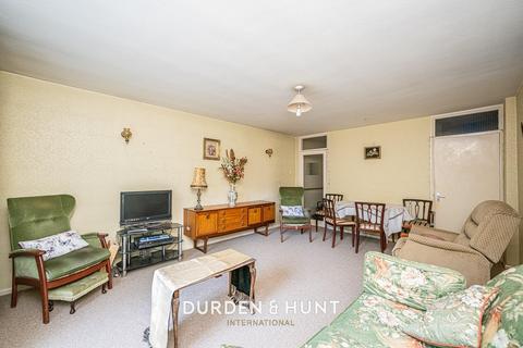 1 bedroom apartment for sale, The Hollies, New Wanstead E11