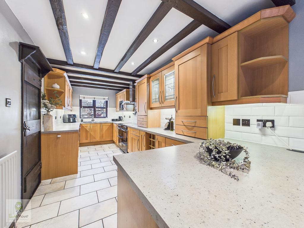 Kitchen With Sociable Breakfast Bar Area