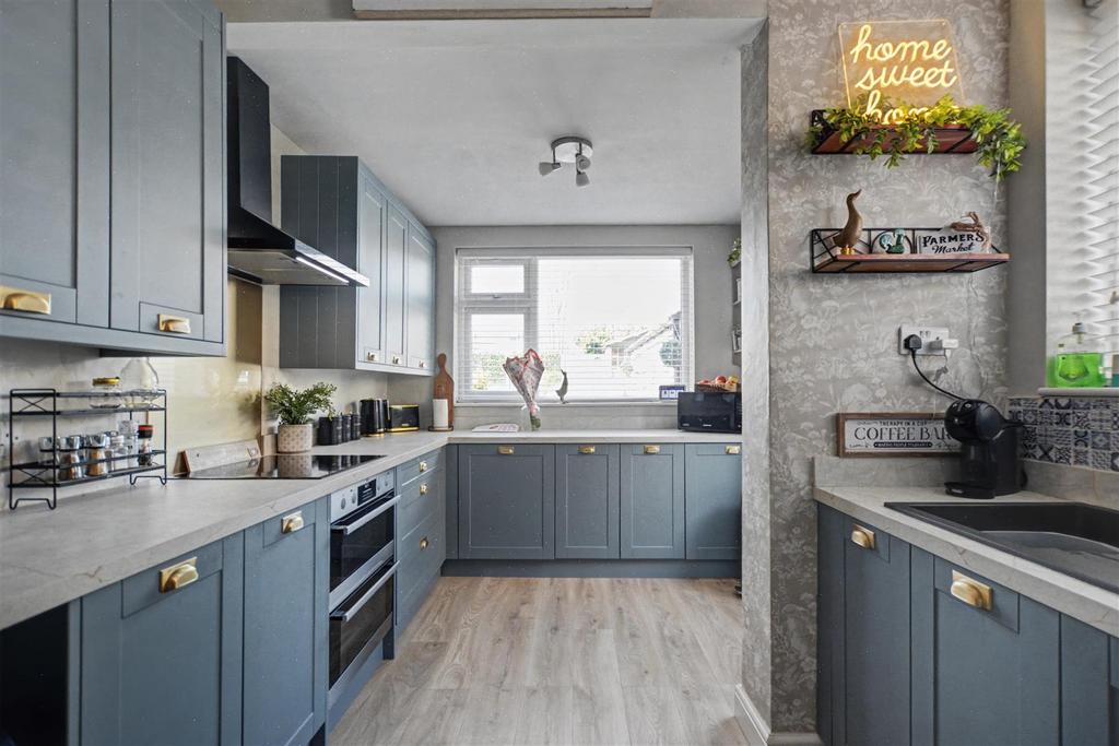 Kitchen 2.jpeg