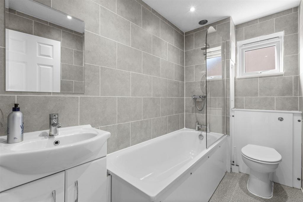 115 Rowland Way, HP19 7 SP-3.jpg