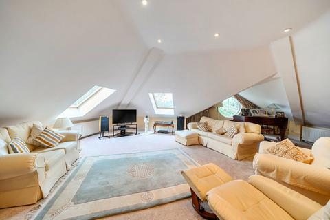 2 bedroom flat for sale, Magpie Hall Road, Bushey WD23