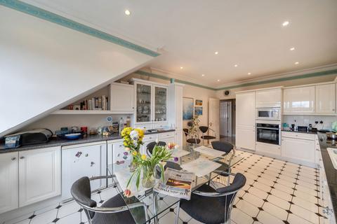 2 bedroom flat for sale, Magpie Hall Road, Bushey WD23