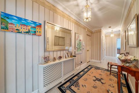 2 bedroom flat for sale, Magpie Hall Road, Bushey WD23