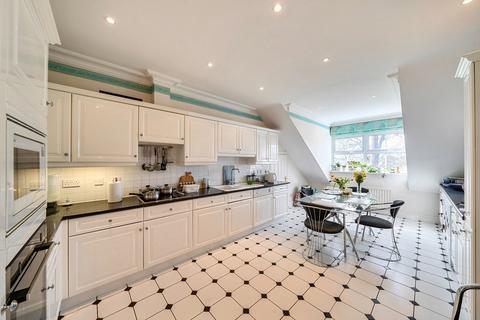 2 bedroom flat for sale, Magpie Hall Road, Bushey WD23