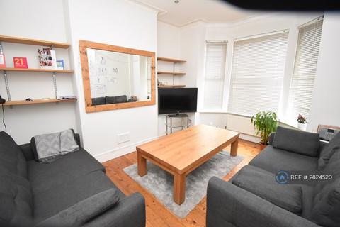 5 bedroom terraced house to rent, Whitby Avenue, Manchester, M14