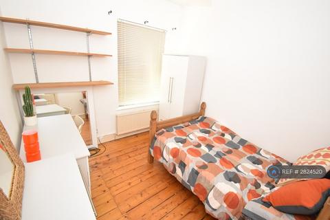 5 bedroom terraced house to rent, Whitby Avenue, Manchester, M14