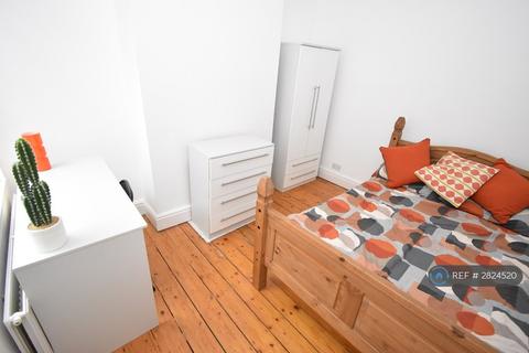 5 bedroom terraced house to rent, Whitby Avenue, Manchester, M14
