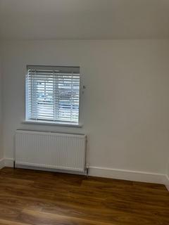 3 bedroom semi-detached house to rent, Watford WD19