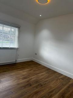 3 bedroom semi-detached house to rent, Watford WD19