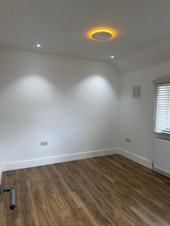 3 bedroom semi-detached house to rent, Watford WD19