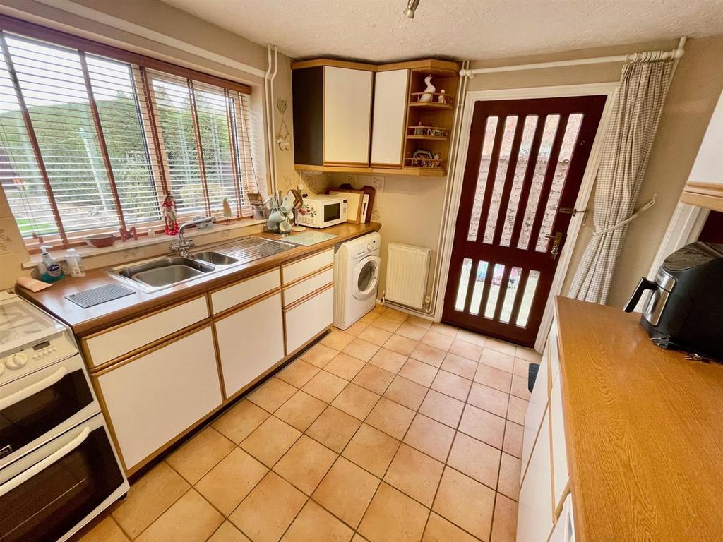 Kitchen 2.jpg