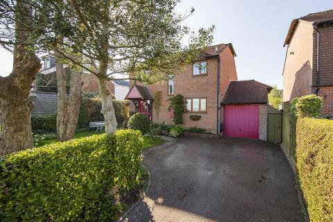 Upper Greenwoods Lane, Punnetts Town