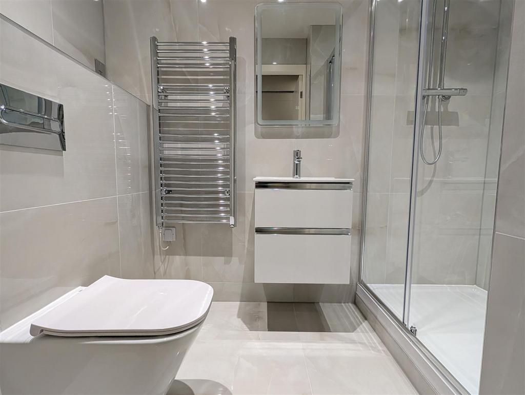 En suite shower room/wc