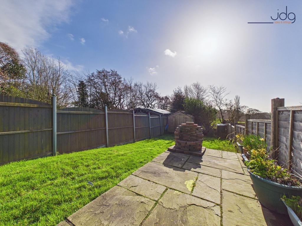 Spacious Garden and Flagged Seating Areas