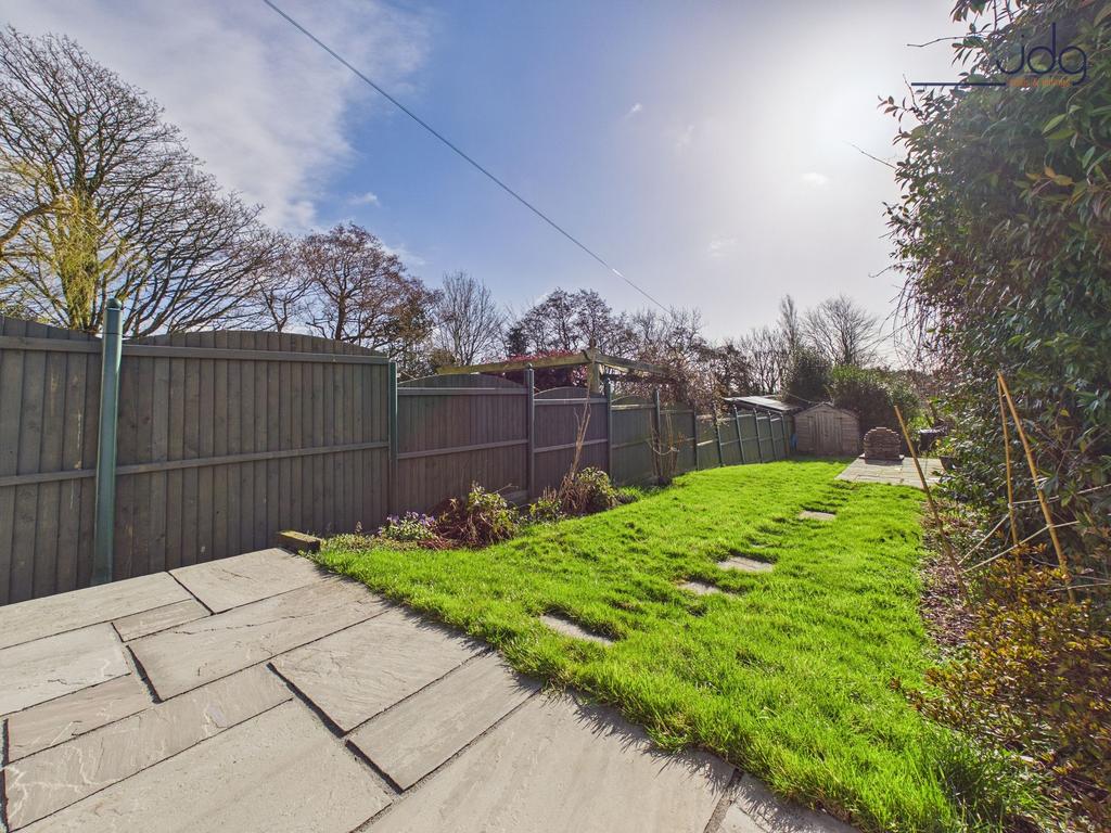 Spacious Garden and Flagged Seating Areas