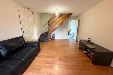 3 bedroom end of terrace house to rent, Archer Close