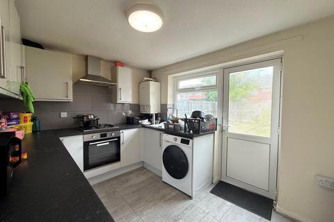 3 bedroom end of terrace house to rent, Archer Close