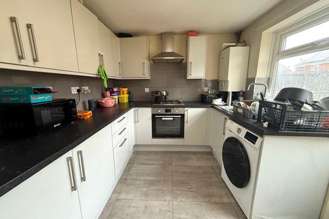 3 bedroom end of terrace house to rent, Archer Close