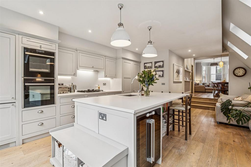 Silver Crescent, W4 - FOR SALE