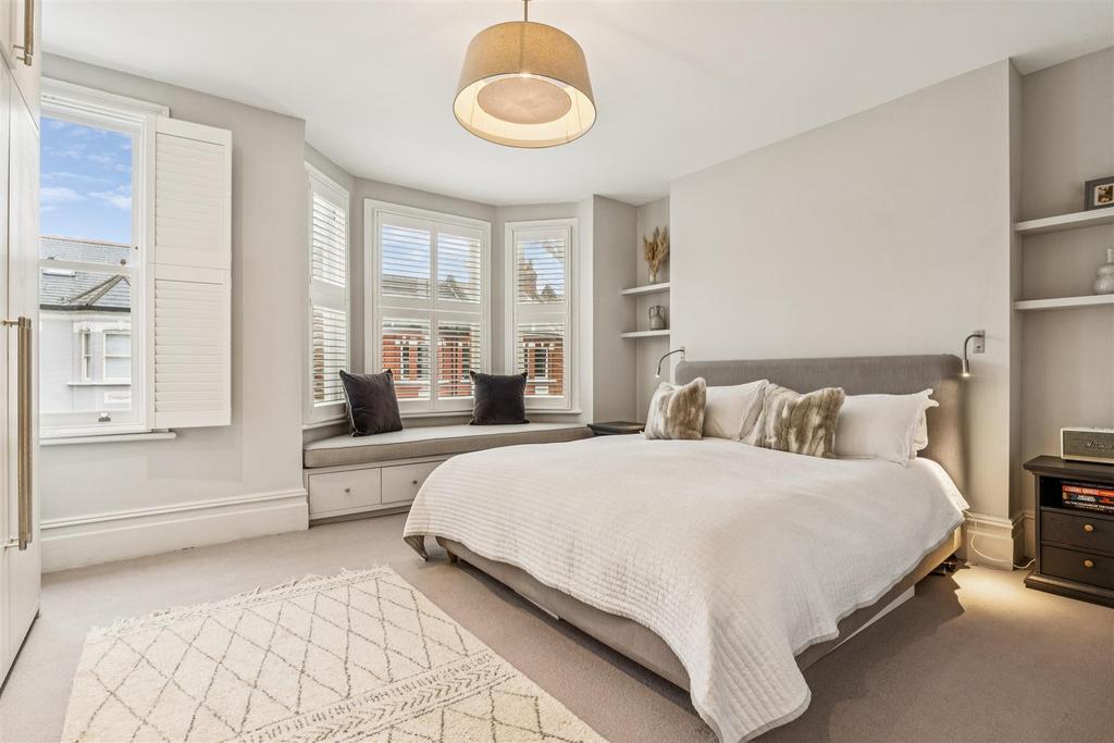Silver Crescent, W4 - FOR SALE