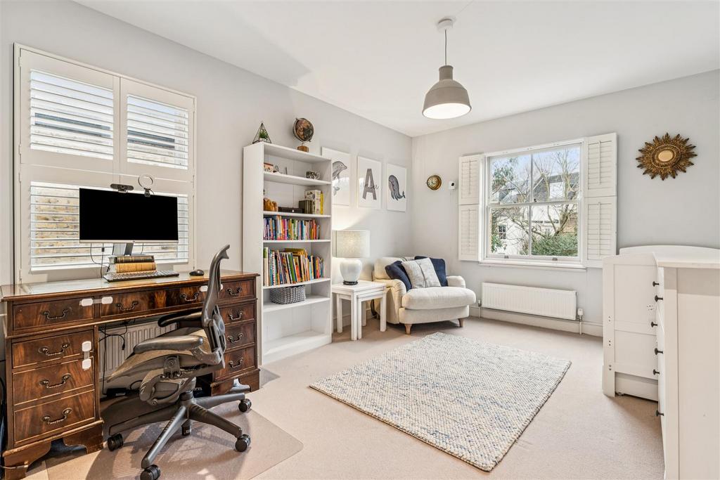 Silver Crescent, W4 - FOR SALE