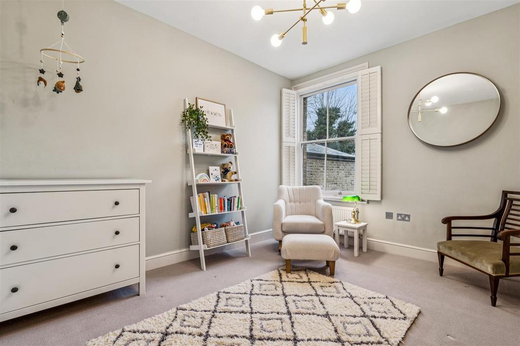 Silver Crescent, W4 - FOR SALE