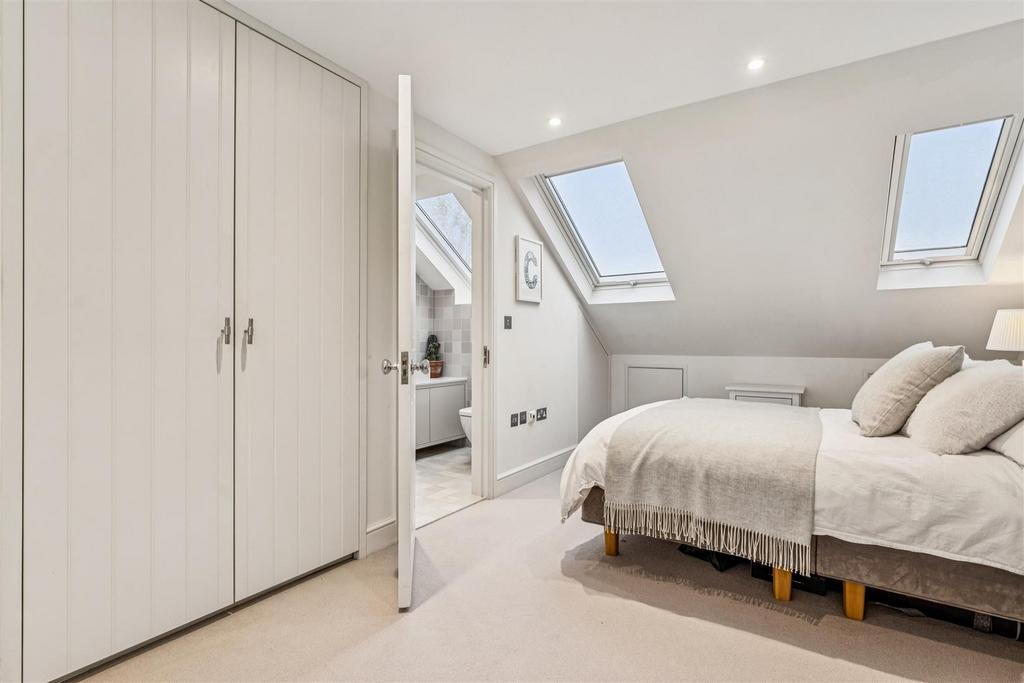 Silver Crescent, W4 - FOR SALE
