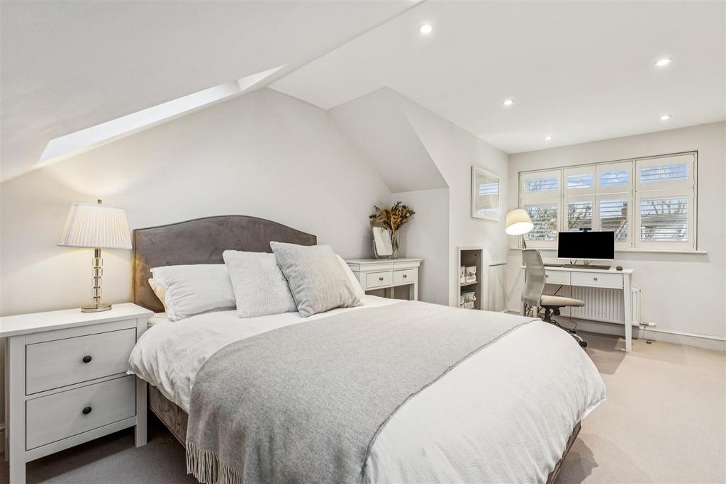 Silver Crescent, W4 - FOR SALE