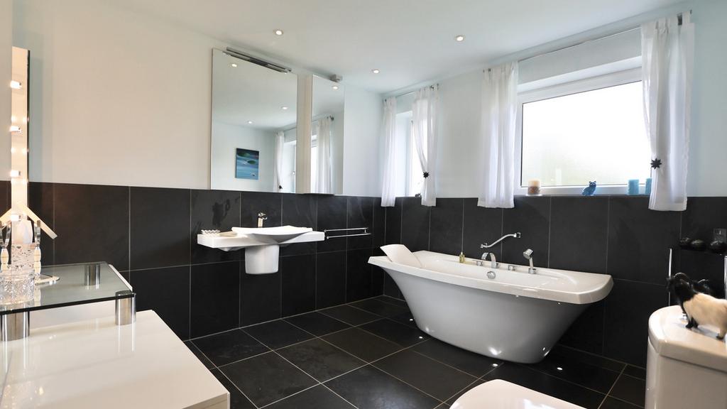 Spacious Family Bathroom / W.C.