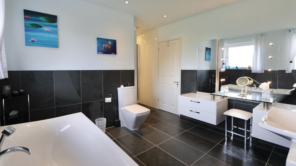 Spacious Family Bathroom / W.C.