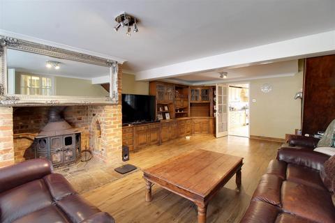 4 bedroom end of terrace house for sale, Great North Road, North Mymms AL9