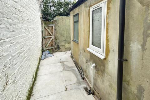 1 bedroom flat for sale, South Terrace, East Sussex TN34