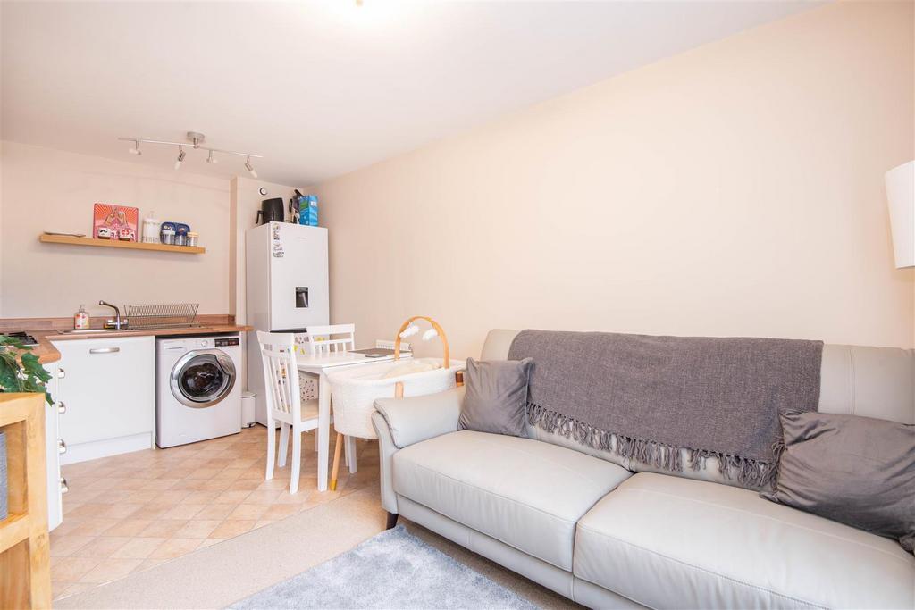 Kitchen / Lounge