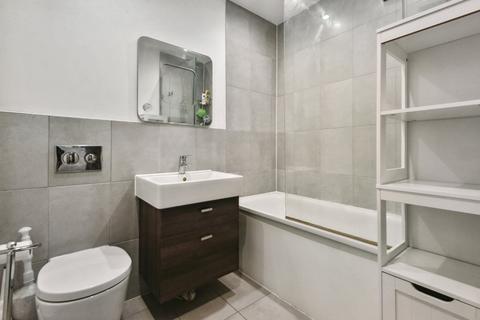 1 bedroom flat for sale, College House, 52 Putney Hill, London