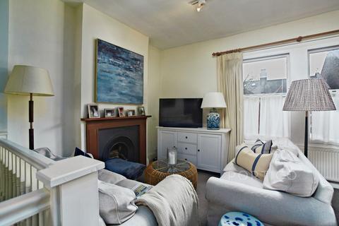 2 bedroom flat to rent, Barmouth Road, London, SW18