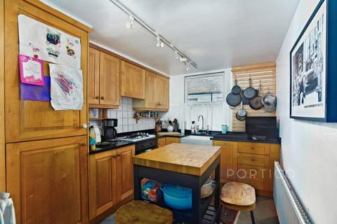 2 bedroom flat to rent, Barmouth Road, London, SW18
