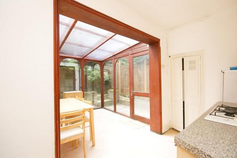 2 bedroom flat to rent, Narbonne Avenue, London, SW4