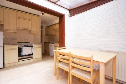 2 bedroom flat to rent, Narbonne Avenue, London, SW4