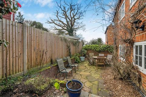 3 bedroom house to rent, Old Common, Cobham KT11