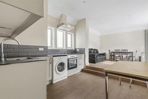 2 bedroom flat to rent, Clifford Avenue, East Sheen, London
