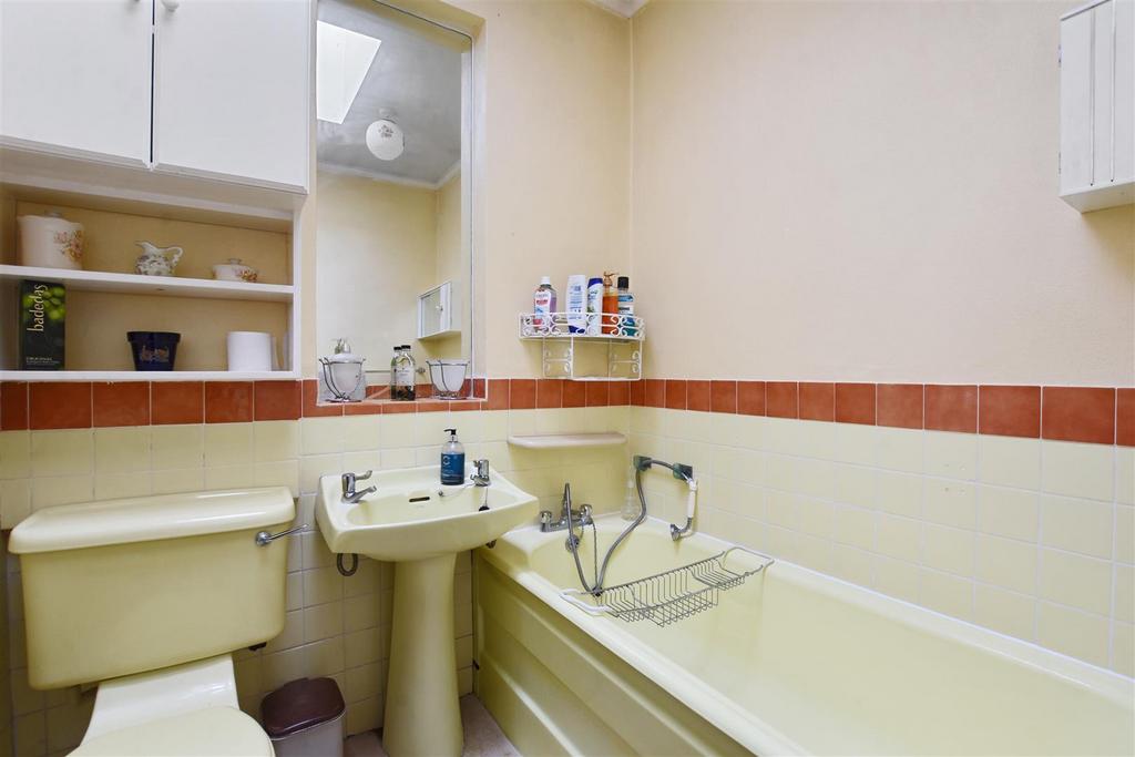 01-9d7b GCWT - 22 Jersey Ave - Bathroom -Original (