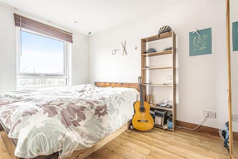 2 bedroom flat to rent, Chivalry Road, Battersea, London, SW11