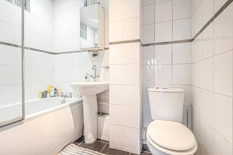 2 bedroom flat to rent, Chivalry Road, Battersea, London, SW11